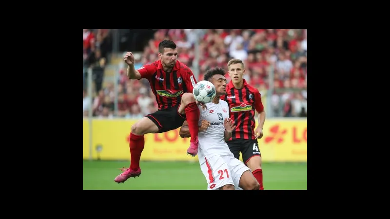 Cầu thủ Freiburg nỗ lực vượt qua phòng ngự của Mainz trong trận đấu Cầu thủ Freiburg nỗ lực vượt qua phòng ngự của Mainz trong trận đấu