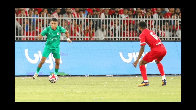 Cầu thủ đội Al Ittihad vượt qua hậu vệ đội Al Masry trong trận đấu. Cầu thủ đội Al Ittihad vượt qua hậu vệ đội Al Masry trong trận đấu.