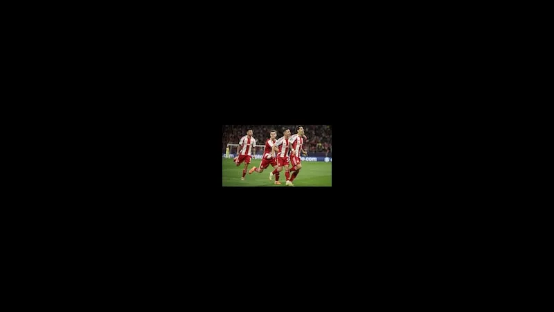 Cầu thủ của Olympiacos đang nỗ lực chặn đứng pha tấn công của đối thủ Kairat Almaty Cầu thủ của Olympiacos đang nỗ lực chặn đứng pha tấn công của đối thủ Kairat Almaty