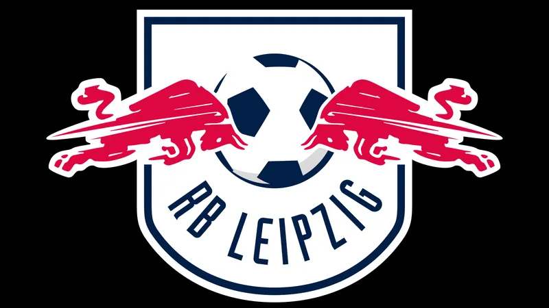 Cầu thủ Heidenheim và RB Leipzig tranh chấp bóng trên sân cỏ Cầu thủ Heidenheim và RB Leipzig tranh chấp bóng trên sân cỏ